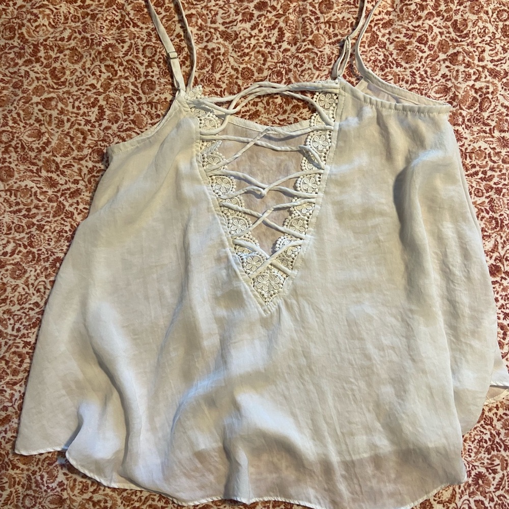 White Lacey camise